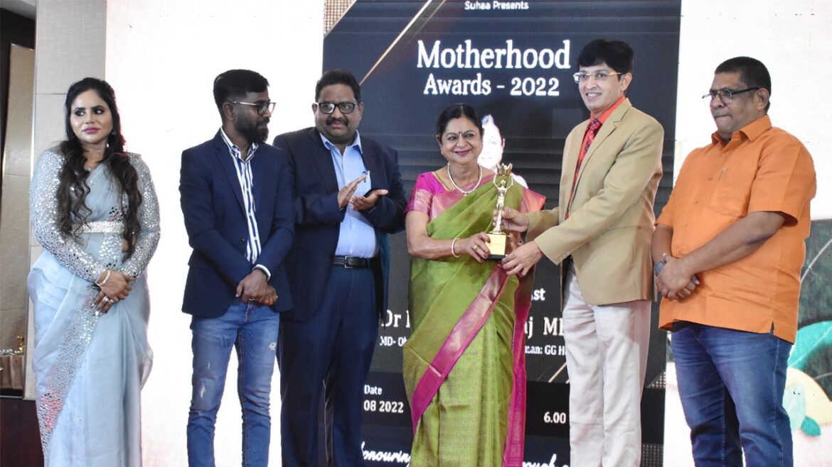 Suhaa cosmetic clinic honoring motherhood achievers award 2022 