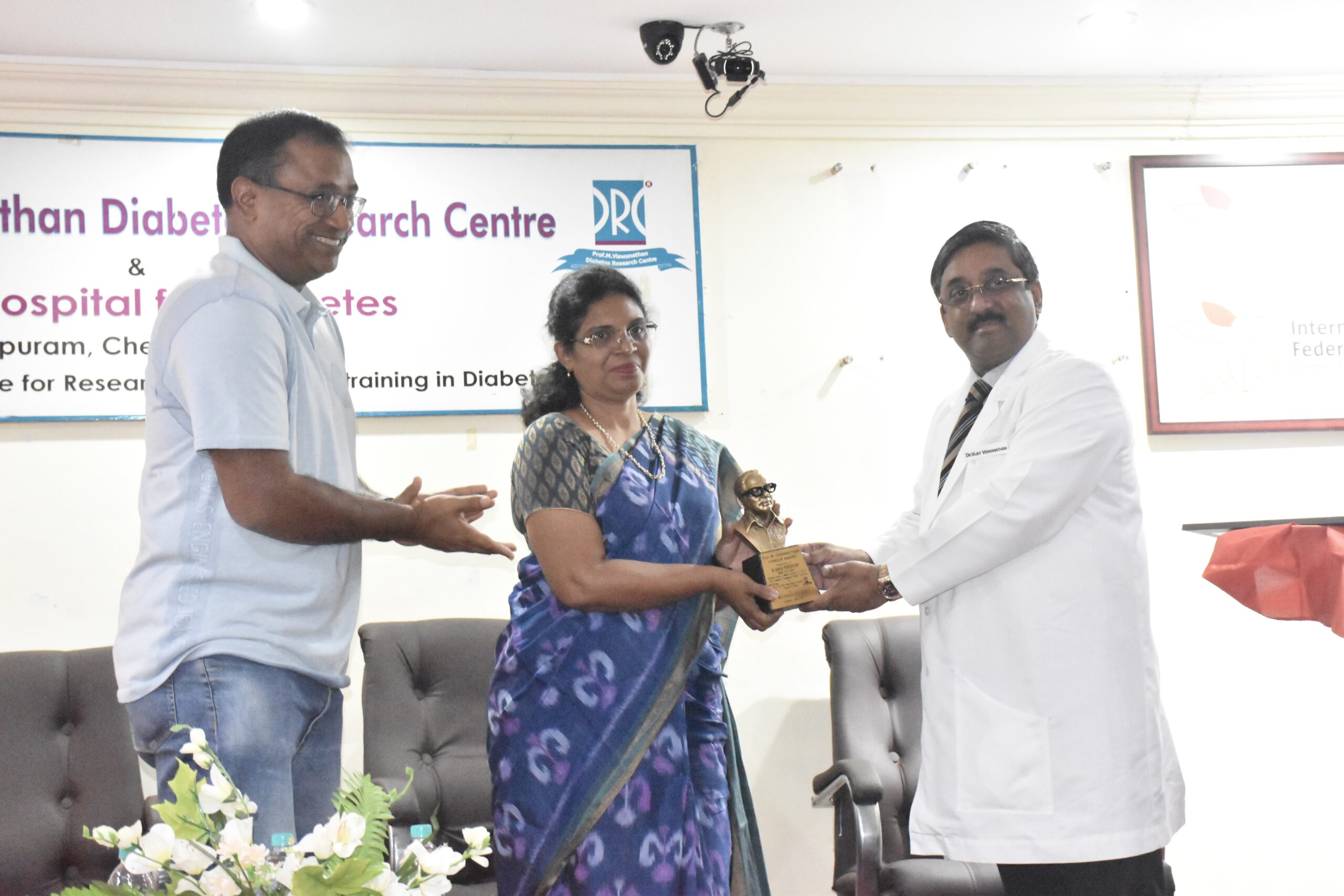 Prof M Viswanathan Honour Award was presented to Dr. Asha Frederick State TB officer Tamilnadu 