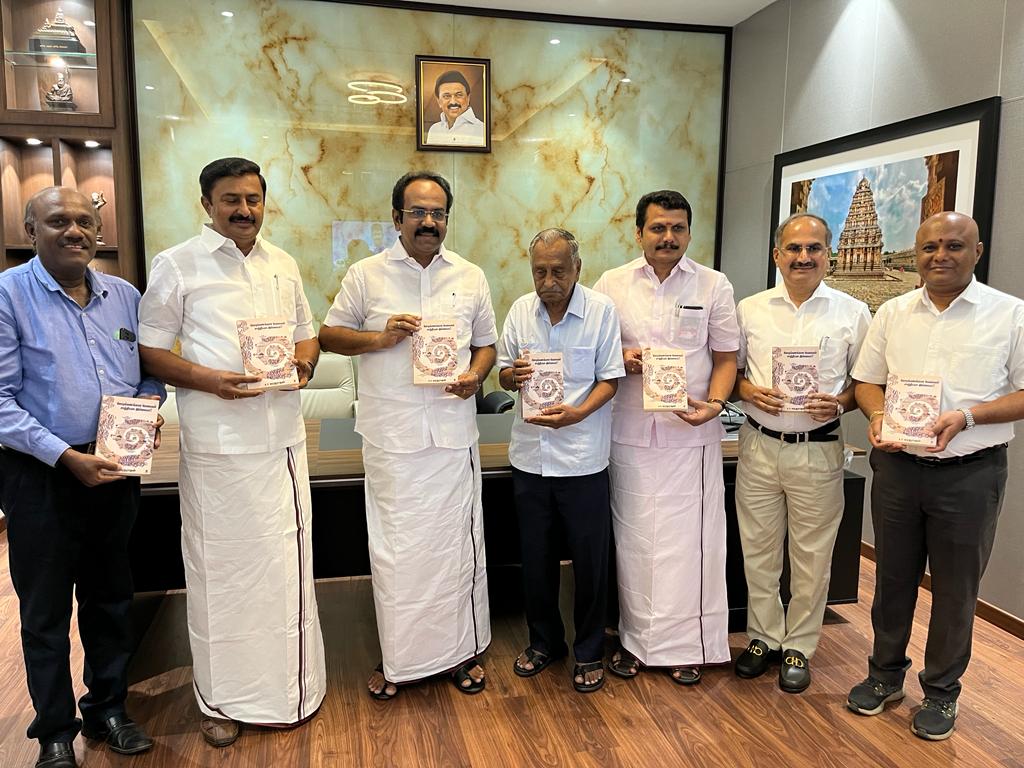 Kodikkankana Velaigal Saathiyama Illaiya?(Millions of jobs are possible or not?) book released by Minister for Industries.