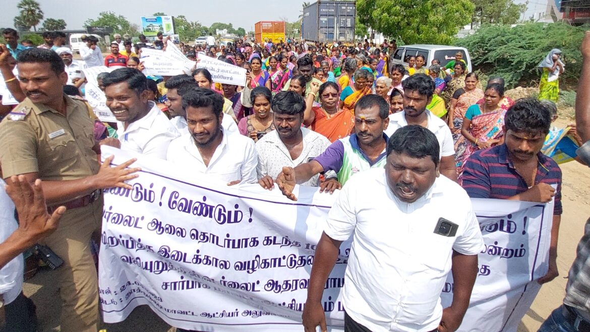 தூத்துக்குடி ஸ்டெர்லைட் ஆலையை சுற்றியுள்ள 21 கிராம மக்களும் திறக்க விரும்புகிறோம் நூற்றுக்கணக்கானோர் பேரணி சென்று மனு அளித்தனர்.