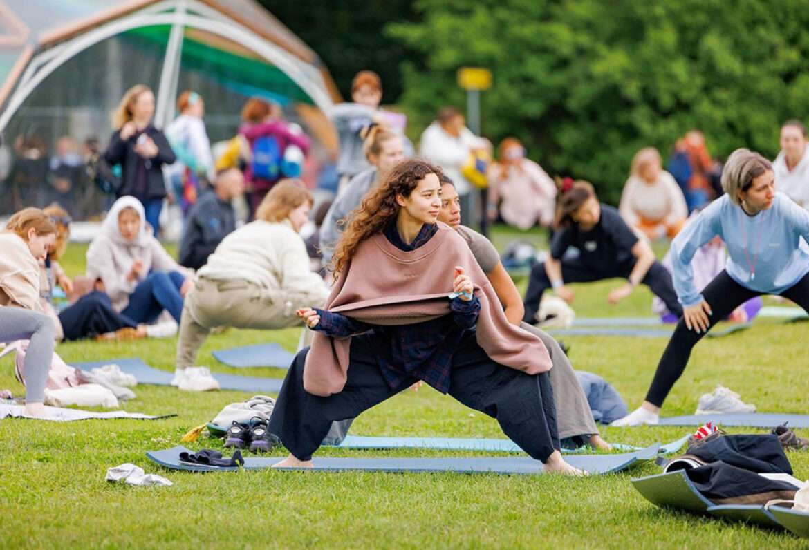 7000 Muscovites and tourists took part in International Yoga Day at VDNH