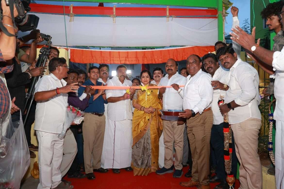 விளையாட்டுத்திடல் மற்றும் சிறுவர் பூங்காவினை அமைச்சர் கே.என்.நேரு திறந்துவைத்தார்